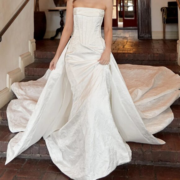 Essense of Australia Wedding Dress D4149 WITH OVERSKIRT - Picture 4 of 7